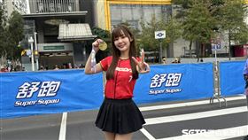 中職味全龍啦啦隊「小龍女」高人氣女孩小映擔任台北馬半馬終點掛牌嘉賓。（圖／記者蔡厚瑄攝影）