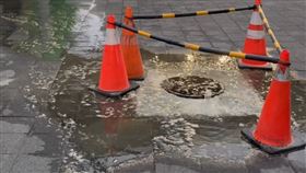 化糞池孔不斷冒出屎水，讓路過民眾嚇壞。（圖／翻攝自Threads @bk.0324）