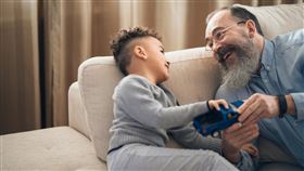 藏了20年！爺爺生前就為孫女買好結婚禮物 她淚目：這份愛是無價的 爺孫 無價愛pexels