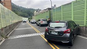 林男因不明原因駛入對向車道，差點發生憾事。（圖／翻攝畫面）