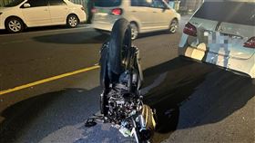 機車龍頭也因此嚴重變形、扭曲。（圖／警方提供）