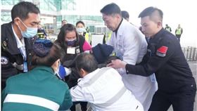 兩岸醫護人員協助中國籍男子平安返抵湖北。（圖／翻攝中新網）