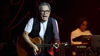 羅大佑唱一半「小粉紅鬧場」…下秒被帶走