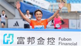 台灣馬拉松名將「不死鳥」謝千鶴最終以2小時51分12秒奪得國內女子組冠軍。（圖／路跑協會提供）