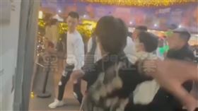 雙方因推擠問題而產生衝突。（圖／翻攝自黑色豪門企業）
