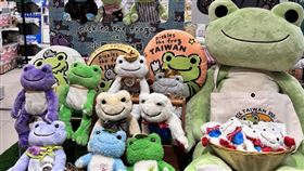 POP UP STORE除「萌蛙匹克x小黑熊Wawa醬」系列周邊商品首發登場外，展售會同步引進日本進口絨毛娃娃，30周年限定商品，以及各式實用造型鑰匙圈。（圖／品牌業者提供）