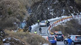 合歡山雪季勤務  警山區交通疏導冷氣團接力報到，台灣高山有機會降雪，合歡山雪季勤務自114年1月1日起至3月2日共61天，花蓮縣警局32名警力支援合歡山區交通疏導與安全維護工作。圖為往年執行雪季勤務情形。（花蓮縣警察局提供）中央社記者李先鳳傳真  113年12月15日