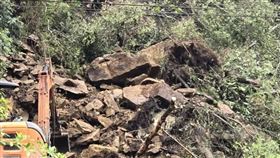 新店平廣路土石崩塌。（圖／翻攝畫面）