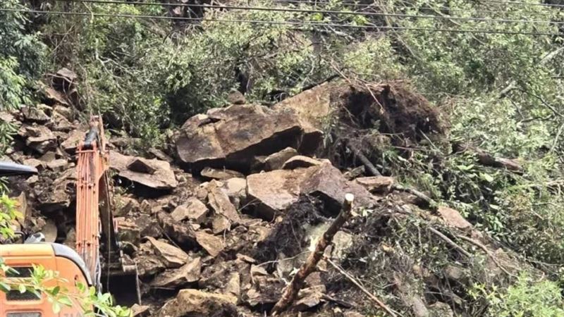 新店土石崩塌雙向道路封閉 交通中斷
