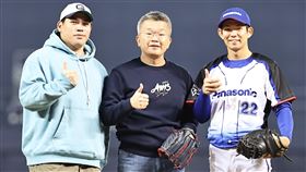 ▲2024冬季聯盟冠軍戰，中職會長蔡其昌（中）和曾頌恩（左）到場開球。（圖／中職提供）