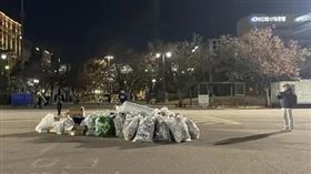 南韓抗議結束後，地上垃圾被裝入垃圾袋分類。（圖／翻攝Reddit）