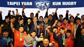 成軍兩年的台北元坤橄欖球隊日前在台灣企業聯賽勇奪史無前例的三連霸，創辦人杜元坤15日特開慶功宴。（圖／元坤運動文創提供）