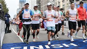 富邦集團董事長蔡明忠今年第11度完賽臺北馬半程馬拉松，以行動力挺臺北馬，持續號召大家為健康與永續而跑。（圖／富邦金控提供）