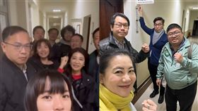 立委黃捷等多民進黨立委，15日晚間已抵達立院準備夜守議場。（圖／翻攝自黃捷Threads、吳思瑤fb）