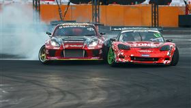 齋藤太吾(左車)與中村直樹的賽車幾乎要黏在一起過彎。（圖／大會提供）