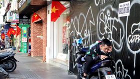 越南民眾觀望2024年經濟狀況越南2023年裁員潮不斷，物價上漲的壓力又節節逼近，民眾對2024年的經濟前景信心不足。圖為正在胡志明市政府廣場街邊休息的外送員。中央社記者陳家倫胡志明市攝  113年1月16日