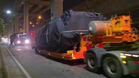 38輛M1A2戰車深夜運抵台北港，由由拖板車運至新竹湖口的陸軍裝訓部，沿途實施局部交通管制。