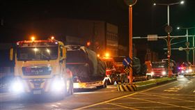 M1A2T運抵新竹裝訓部（1）台灣向美國採購的第一批M1A2T戰車運抵台北港，16日零時許，載運10輛戰車的民間重型拖板車駛離台北港，凌晨2時左右運抵新竹裝訓部。中央社記者吳家昇攝  113年12月16日