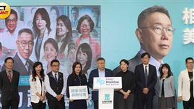 民眾黨現任八席不分區與主席柯文哲同框亮相，如今柯文哲深陷囹圄，八席不分區立委接著得各自找後路。左起：張啟楷、林憶君、林國成、麥玉珍、柯文哲、黃珊珊、黃國昌、陳昭姿、吳春城。（圖／劉耿豪攝）