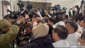 立法院內政委員會今排審選罷法，藍委阻綠委進入會議室。