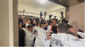 國民黨立委阻擋綠委進入立法院內政委員會。