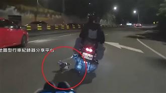 機車過彎「狗狗慘摔路中」　騎士看傻狂叭
