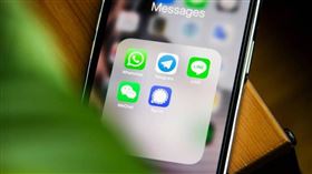 ▲歹徒假冒金融機構，透過張貼借貸廣告吸引民眾以LINE聯繫。（示意圖／翻攝自unsplash）