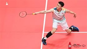 馬來西亞一哥李梓嘉球衣由台灣品牌VICTOR所贊助，但卻有一件球衣的大馬國旗被印成「上下顛倒」。（圖／翻攝自杭州年終賽官網）