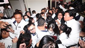 選罷法修法  藍綠立委爆發衝突（2）立法院內政委員會16日再度排審攸關調整罷免門檻的選罷法修正草案，國民黨立委將走廊堵成單一出入口，與民進黨立委相互推擠、叫囂。中央社記者翁睿坤攝  113年12月16日