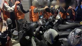 整排上警車畫面曝！士林民宅藏地下賭場　異想天開「找女友當荷官」遭逮。（圖／翻攝畫面）