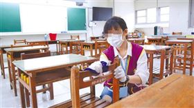 原PO表示，活了30年才知道學校桌子凹槽的用途。（示意圖／報系資料照）