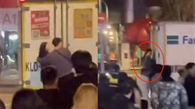 信義區驚見超猴情侶檔！喝太嗨「竟爬物流車放閃」離譜畫面全流出。（圖／翻攝自社會事新聞影音）