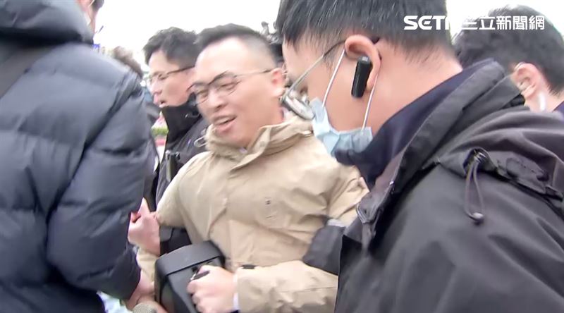 上海副市長抵台　場外抗議衝突警帶走一人