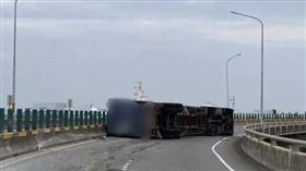 台61線聯結車「過彎自撞護欄」側翻躺路中