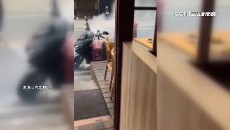 驚魂！外送員機車突竄火　行動電源釀禍