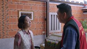 《不如海邊吹吹風》庹宗華（右）與鄭家榆飾演里長夫妻。（圖／大川大立）