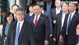 林奕華（左）接機時穿著黑色外套與針織圍巾，華源（右）打著亮色紅領帶出場。