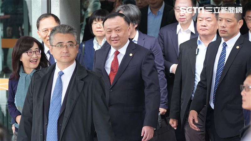 2公安幹部貼身護駕華源！未申請攜槍入境