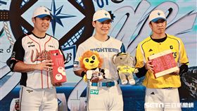 ▲日職北海道火腿鬥士隊2025年臺灣交流試合記者會，林安可、王威晨贈送椪餅和老婆餅給清宮幸太郎。（圖／記者劉彥池攝影）