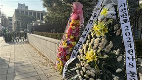 憲法法院將審理彈劾案  尹錫悅支持者送花圈韓國憲法法院16日上午10時召開大法官會議，進行總統尹錫悅彈劾案審理準備，尹錫悅支持者準備花圈送到憲法法院前，為尹錫悅聲援。中央社記者廖禹揚首爾攝  113年12月16日