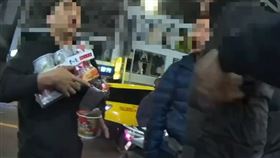 蔡男緊緊抱住泡麵，一旁喝醉的3人也接著狂吼「多少錢啦賠10倍給你啦！」，看起來相當不悅。（圖／警方提供）
