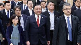 林奕華（左）接機時穿著黑色外套與針織圍巾，華源（右）打著亮色紅領帶出場。