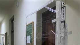 民進黨立委沈伯洋貼出國民黨用封膜封住委員會門口的照片。（圖／翻攝自沈伯洋臉書）