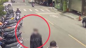 犯嫌以徒步方式靠近店家後，再默默神不知鬼不覺離去。