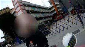 ▲北市一名蘇姓男子今年年初因闖紅燈遭警攔停，其不但拒絕攔停，還朝警方呼巴掌。(圖／翻攝畫面)