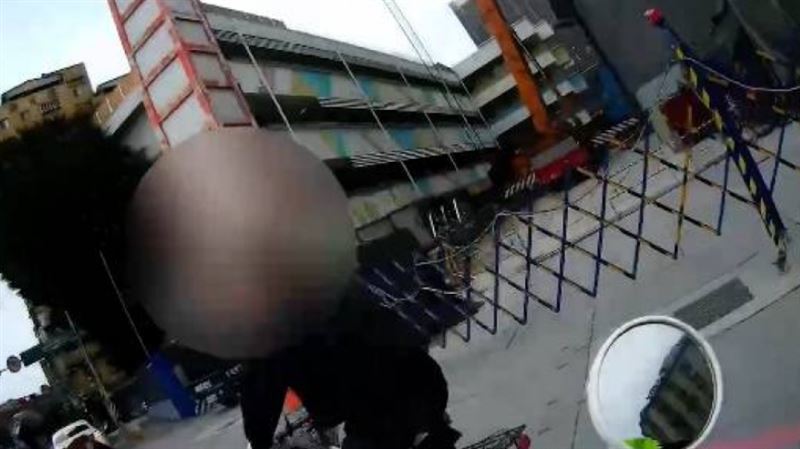 闖紅燈不服取締！男騎腳踏車撞警還呼巴掌