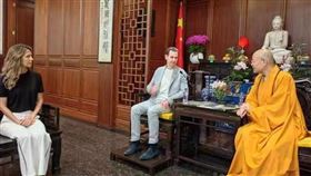 2023年阿塞爾訪中，杭州靈隱寺特別以較高規格迎接。（圖／翻攝自微博）