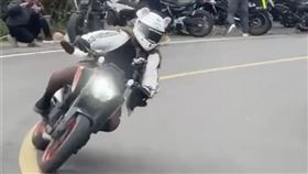 黑絲女重機騎士過彎慘摔！蜜大腿破皮噴血
