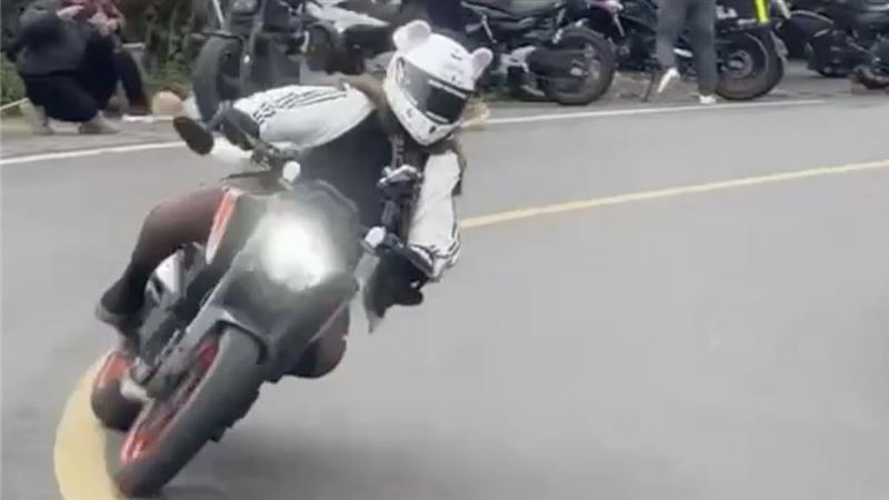 黑絲女重機騎士過彎慘摔！蜜大腿破皮噴血