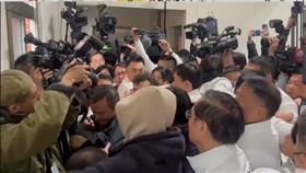 立法院內政委員會今排審選罷法，藍委阻綠委進入會議室。